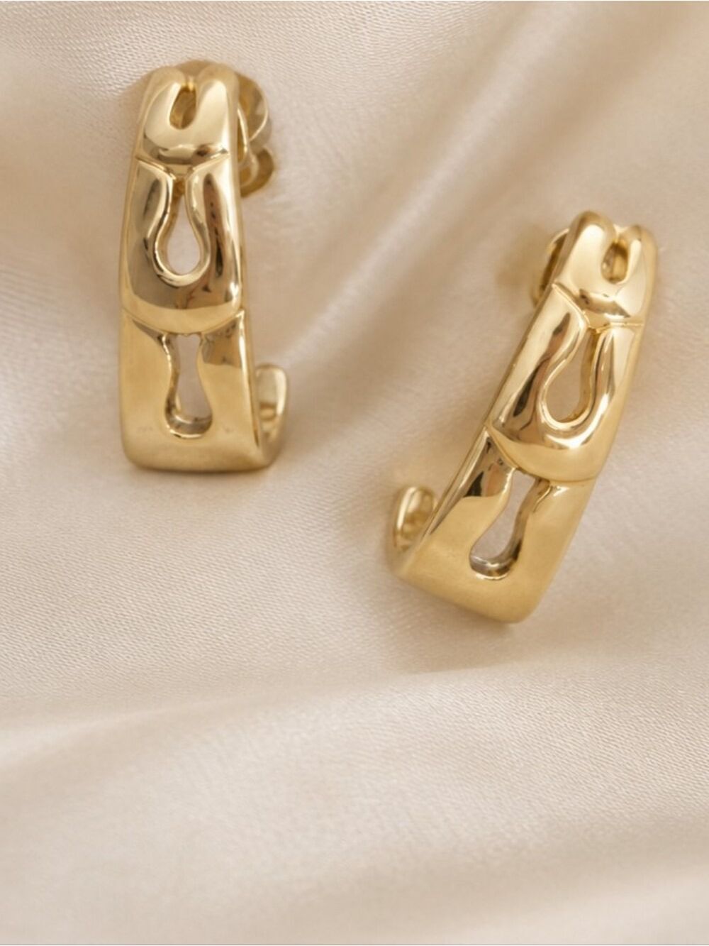Vintage 80s Trifari Gold Tone Pierced Post Earrings - Picture 3 of 3